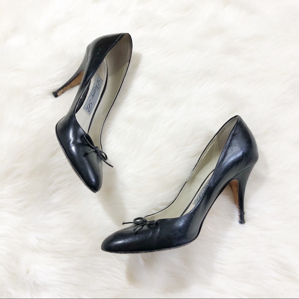 •Diane B. Milano Black Heel With Bow•